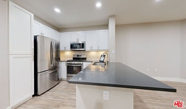 Foto del edificio - 6280 W 3rd St