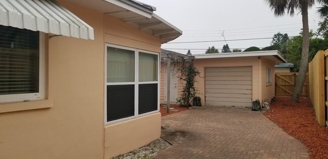 Building Photo - unfurnished 2 bed 2 bath house