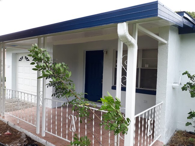 Building Photo - 215 Fiesta Dr
