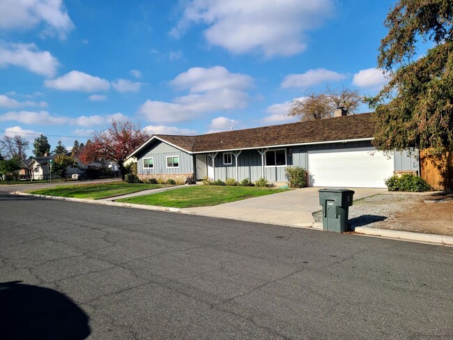 Building Photo - Well maintained home for rent in Visalia