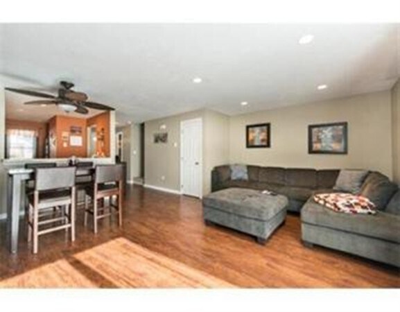 Foto del edificio - 335 E Washington St