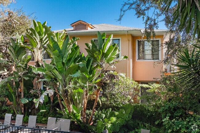Foto del edificio - 1260-1264 N Hayworth Ave