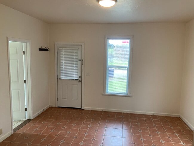 Building Photo - 2 Bedroom House in Whiteaker