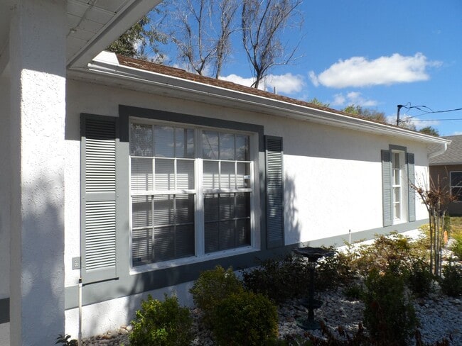 Building Photo - Nice Area 3/2/2 Call Direct Carole Arcaro 386-216-4900 Deltona Lakes Realty