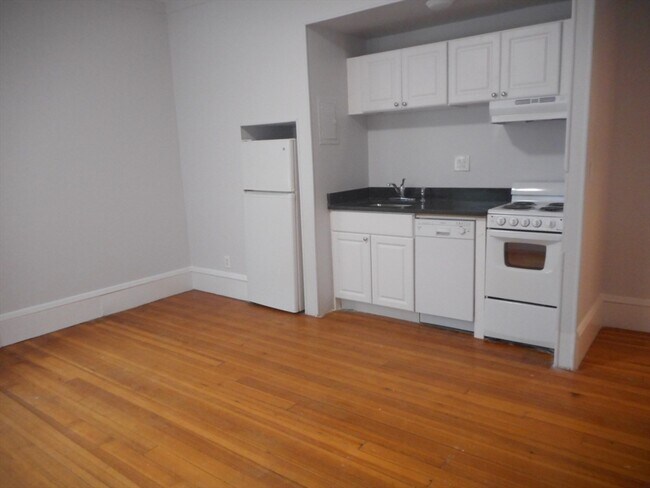Building Photo - 553 Brookline Ave