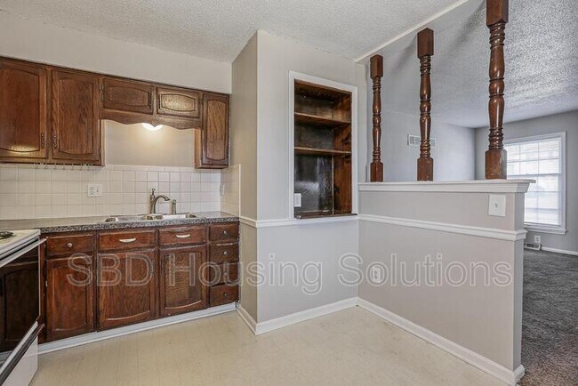 Building Photo - 701 NE Columbus St