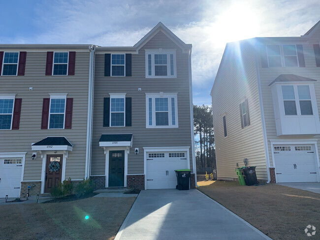 Building Photo - Room in Townhome on Pathfinder Wy