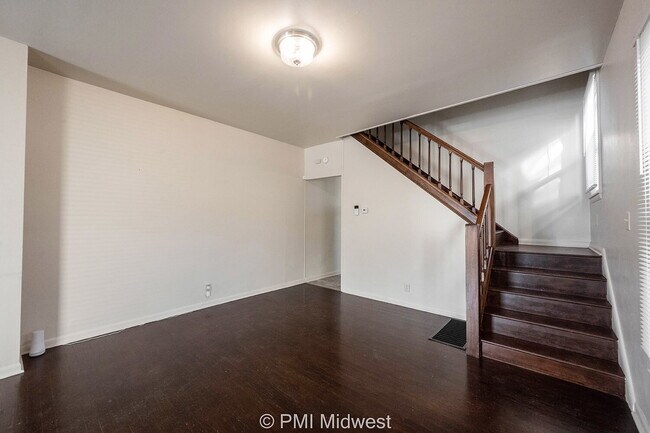 Foto del edificio - "Charming 2-Bedroom Duplex with Hardwood Floors in Indianapolis - Perfect Rental Opportunity!"