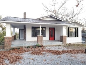Building Photo - 910 S Crest Rd