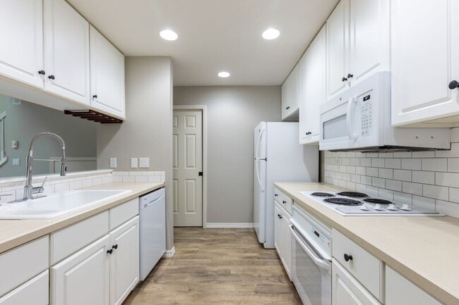 Building Photo - 9729 NW Miller Hill Dr