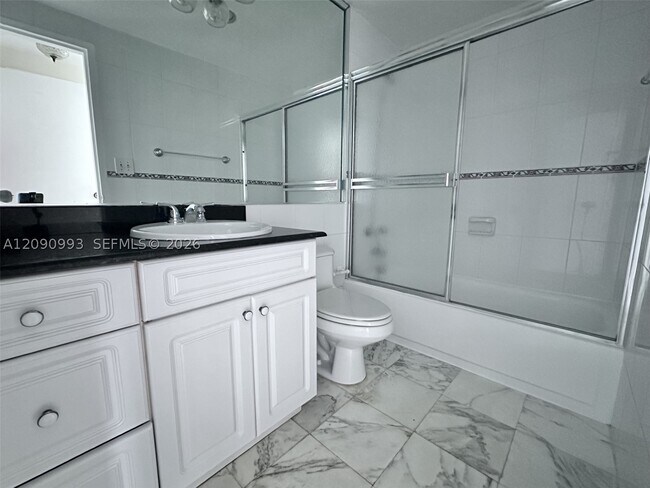 Foto del edificio - 5825 Collins Ave