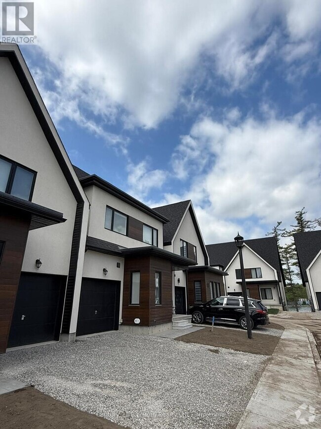 Building Photo - 15 Ruby Crescent
