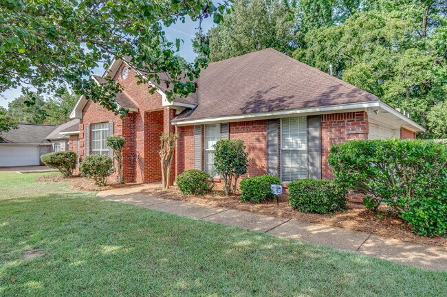Building Photo - Available Now! 3 Bedroom 2 Bath Home For Rent in the Heart of Gluckstadt