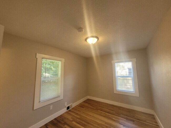 Building Photo - 2 Bedroom Home just outside of Downtown De...
