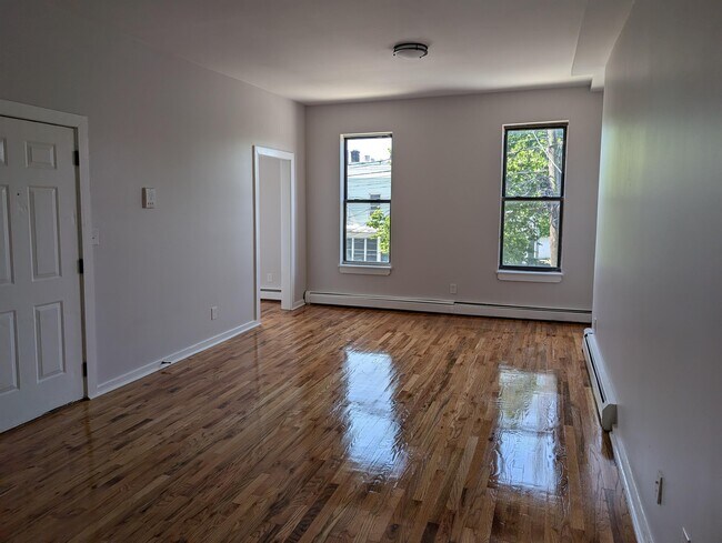 Foto del edificio - 68 Gardner Ave