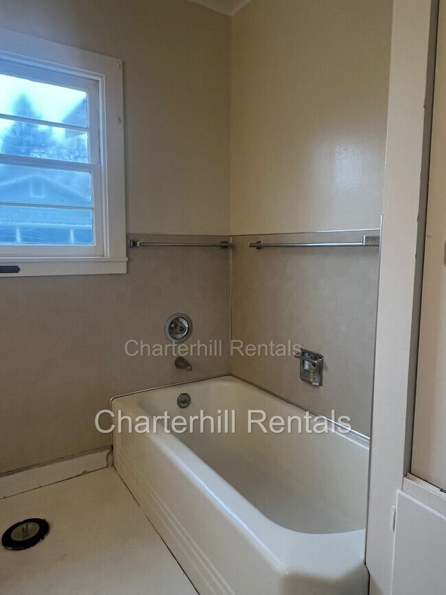 Foto del edificio - Spacious home with hardwood floors and large yard convenient to downtown Cloverdale!