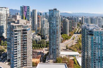 Building Photo - 1408 Strathmore Mews