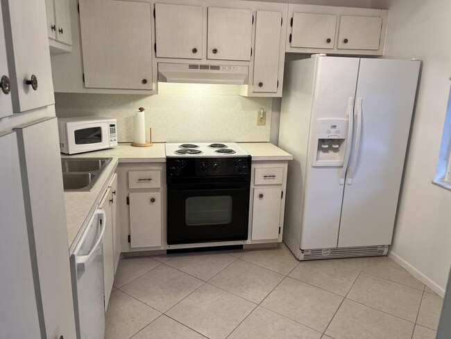 Building Photo - 931 Gardenia Dr