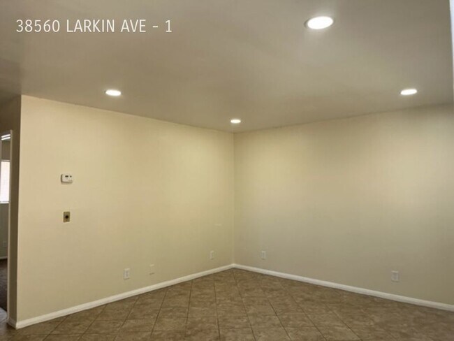 Building Photo - 2BD/ 2BTH FIRST FLOOR APARTMENT EAST PALMDALE