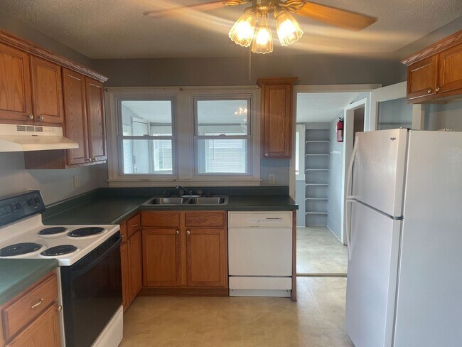 Building Photo - Charming Brick Home on Elm Street!