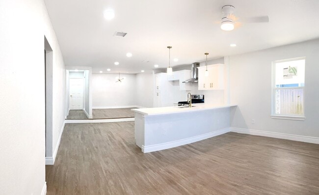 Building Photo - 810 Avenue D