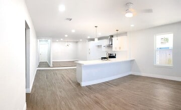 Building Photo - 810 Avenue D