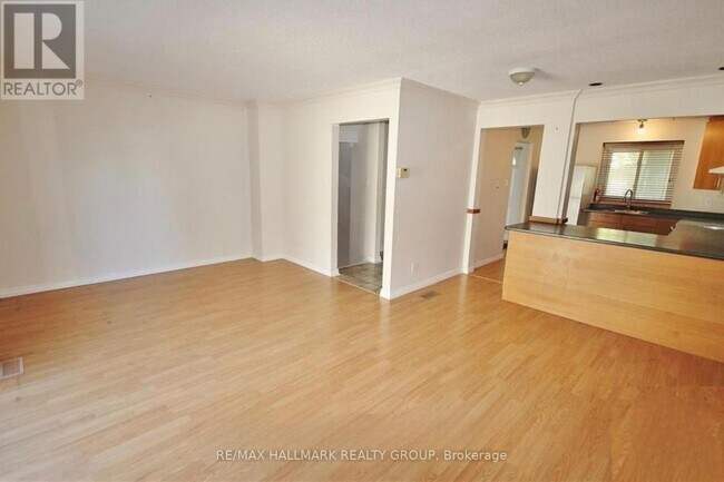 Building Photo - 457 Moodie Dr