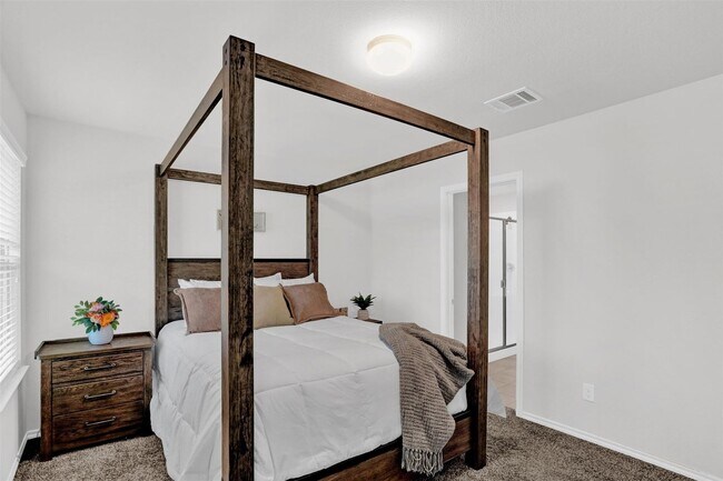 Building Photo - 4 bedroom, 2 baths and a 2-car garage Livi...
