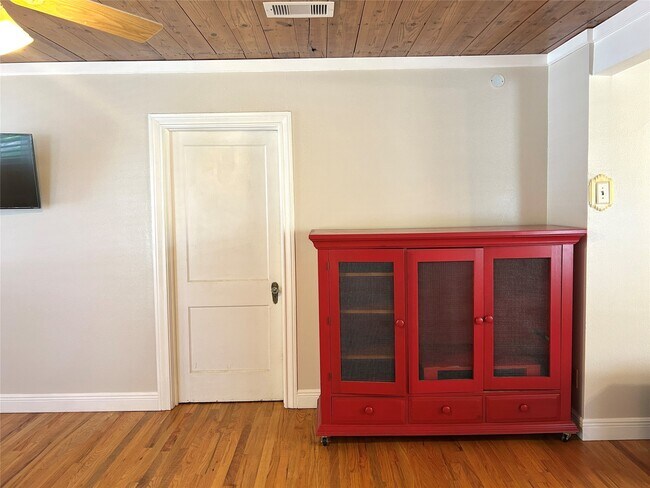 Foto del edificio - 4915 Houston Dr