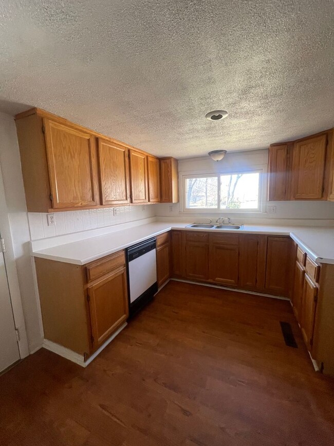 Building Photo - Beautiful 3 bedroom home in the Kickapoo S...