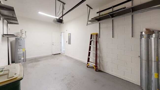 Foto del edificio - Gorgeous Townhome in Gated Lake Washington...