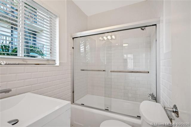 Foto del edificio - 8142 Byron Ave