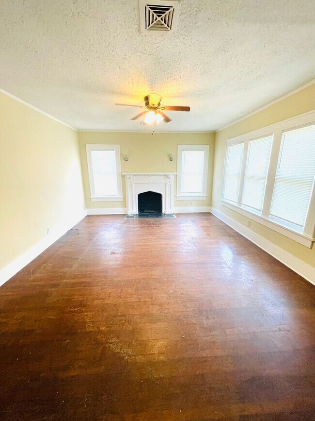 Building Photo - ** 4 Bed 2 Bath located by Jackson Hospita...