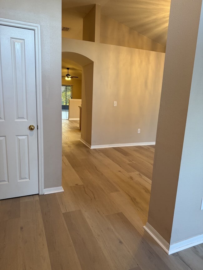 Entrada al comedor - 24220 Denali Ct