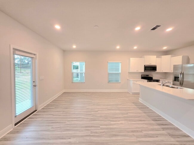 Foto del edificio - 3-Bedroom Townhome