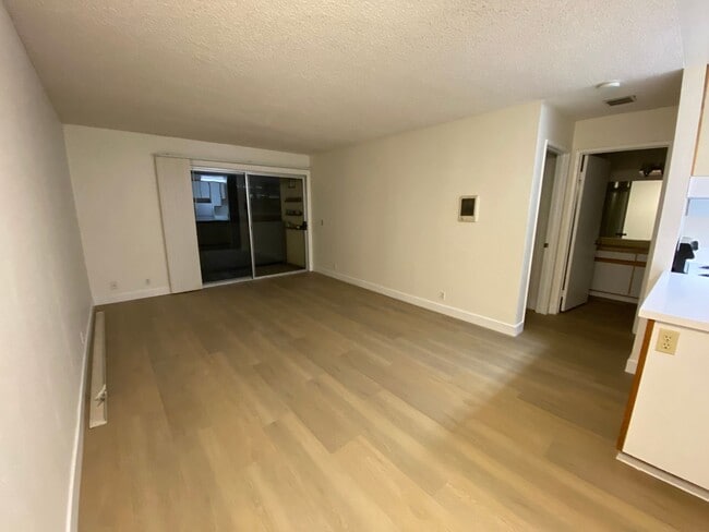Building Photo - Spacious One Bedroom in Hillcrest! On-site laundry, and parking garage! Sm dogs OK!