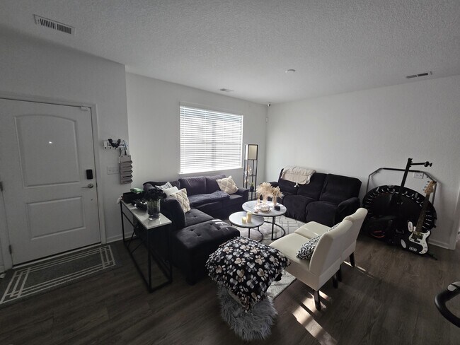 Foto del edificio - 5101 Cora Anne Ln