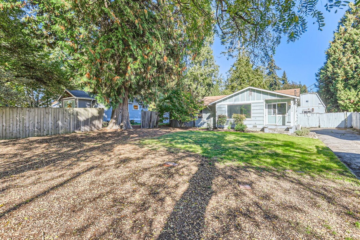 Foto principal - Updated 3 Bed 1.5 Bath Shoreline Home with...