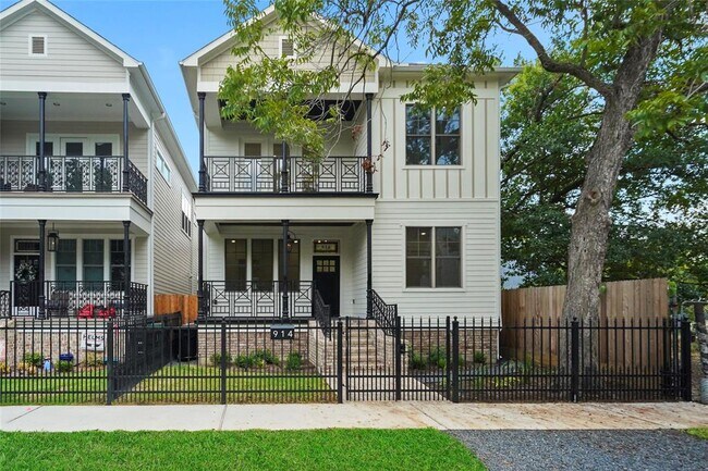 Building Photo - 914 Waverly St