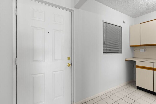 Building Photo - Condo For Rent on ST PETE BEACH!