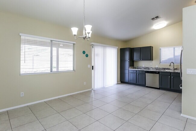 Foto del edificio - 16048 W Desert Bloom St