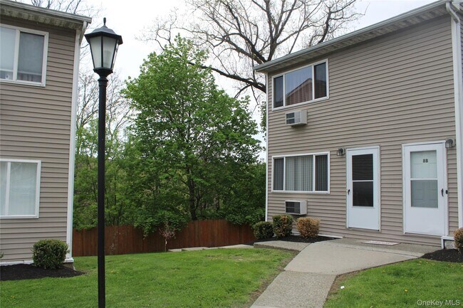 Foto del edificio - 8 Fishkill Glen Dr