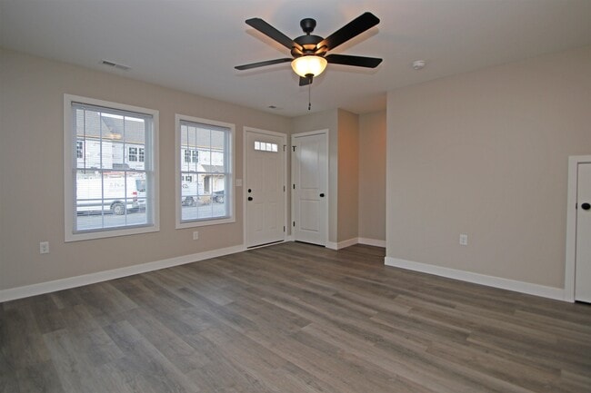 Foto del edificio - 1317 LUKE Ln