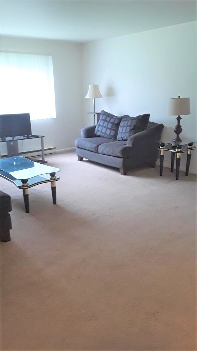 Living - 6465 Evergreen Ave