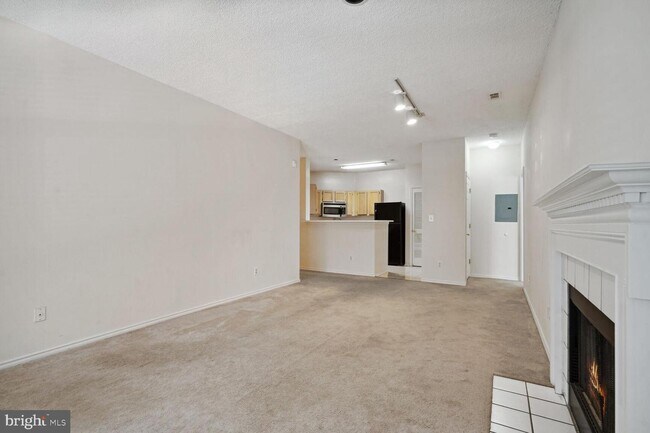 Building Photo - 13070 Autumn Woods Way