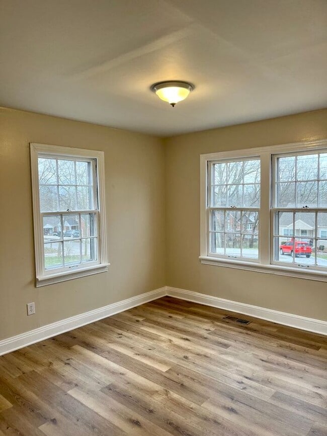 Building Photo - Beautiful 3 Bedroom Home w/yard!