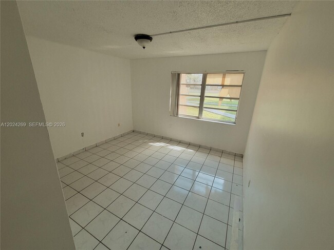 Building Photo - 13701 Kendale Lakes Cir