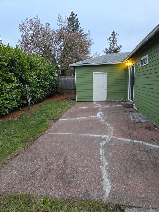 Building Photo - 4847 SE 87th Ave