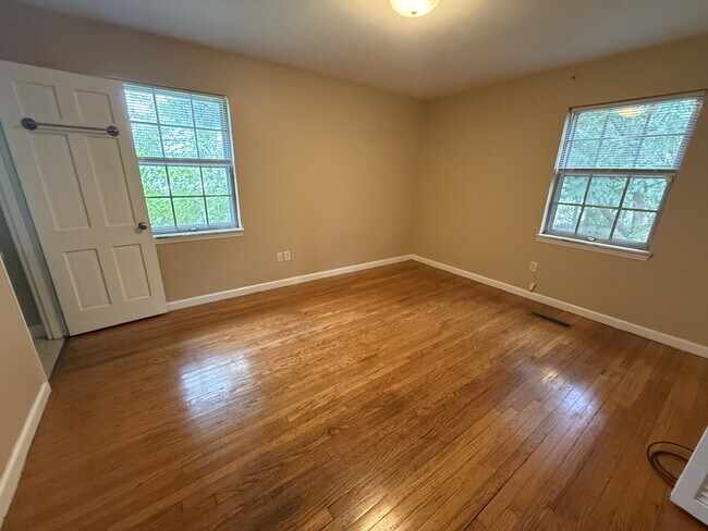 Foto del edificio - 1625 Green Hills Dr