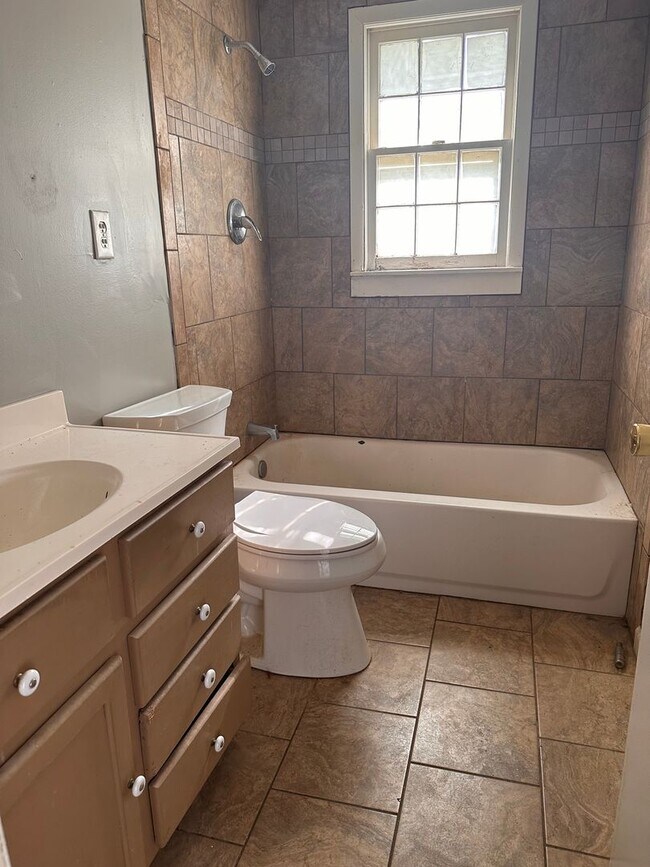 Building Photo - 3 Bed 1 Bath Home - South Warren